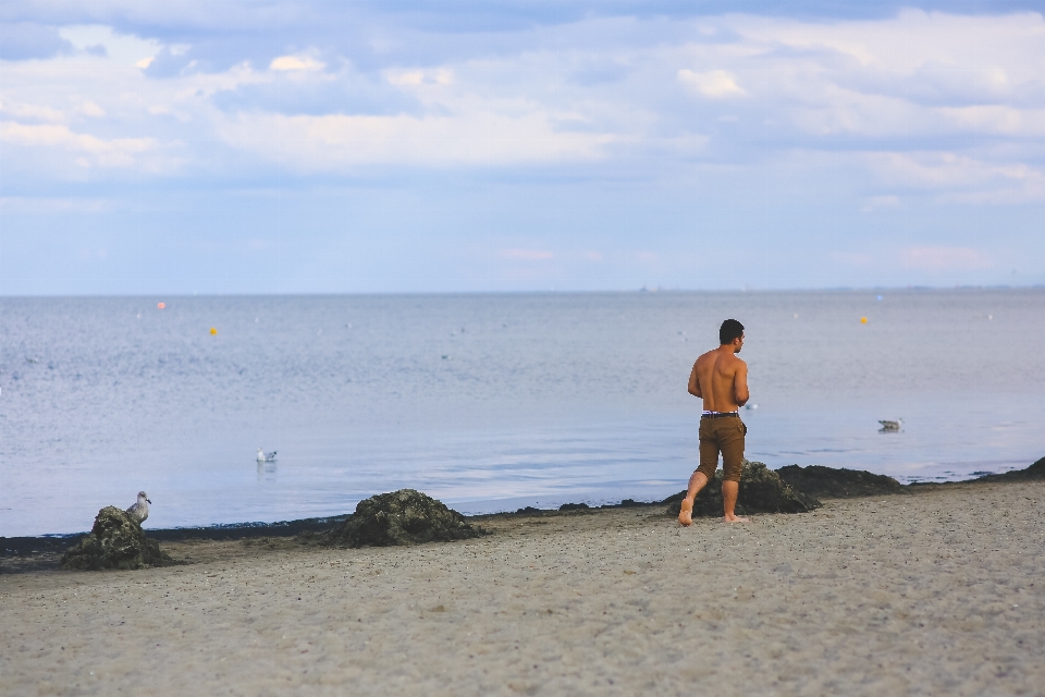 Człowiek plaża morze wybrzeże