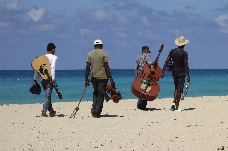 男 ビーチ 海 砂 写真