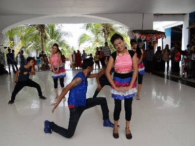 Foto Orang musik hadirin menari