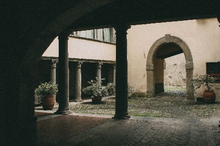 Foto Arquitetura arco coluna pátio
