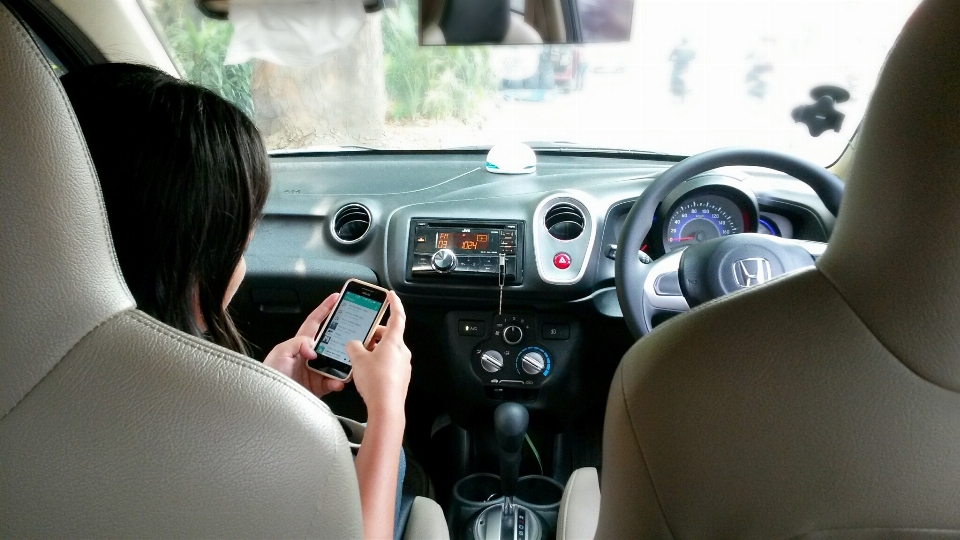 Ragazza donna auto ruota