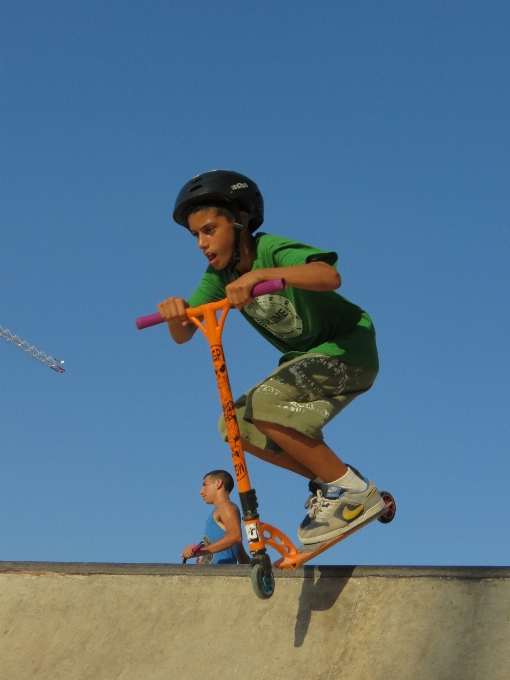 Olahraga skateboard anak melompat