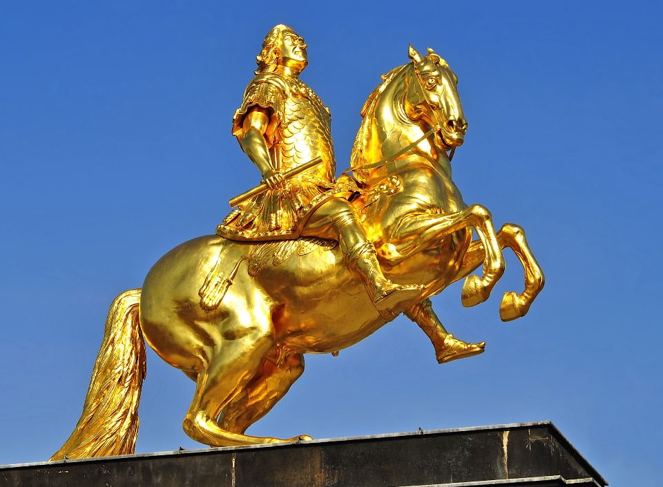 Monumento estátua cavalo locais de interesse
