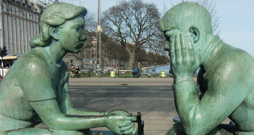 Monument statue paar denken