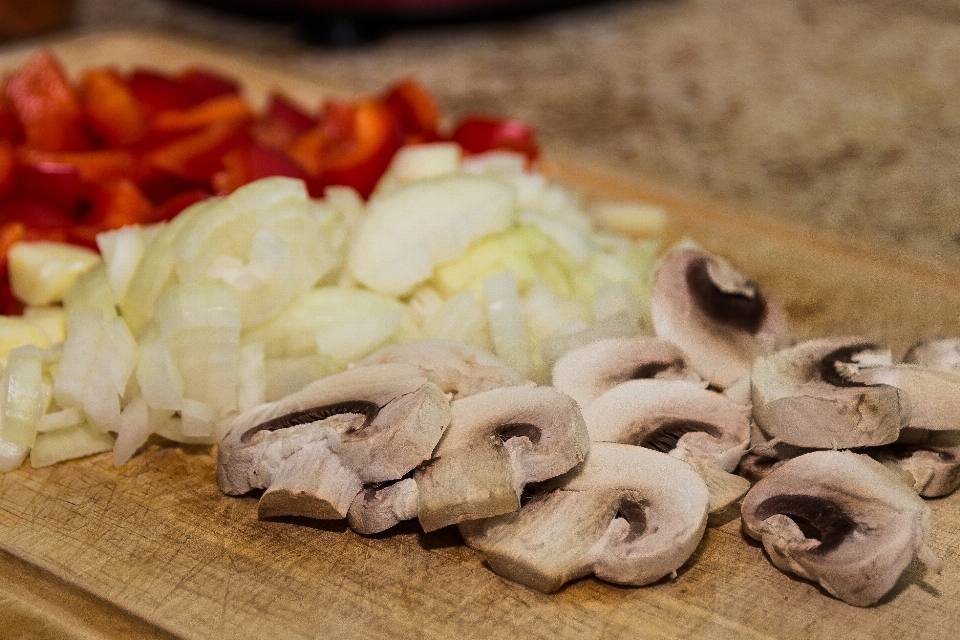 Piring makanan merah memasak