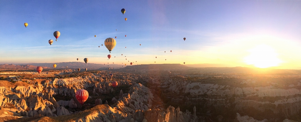 Lever du soleil coucher de montgolfière avion