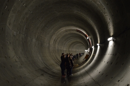 Menschen wandern
 rad tunnel Foto