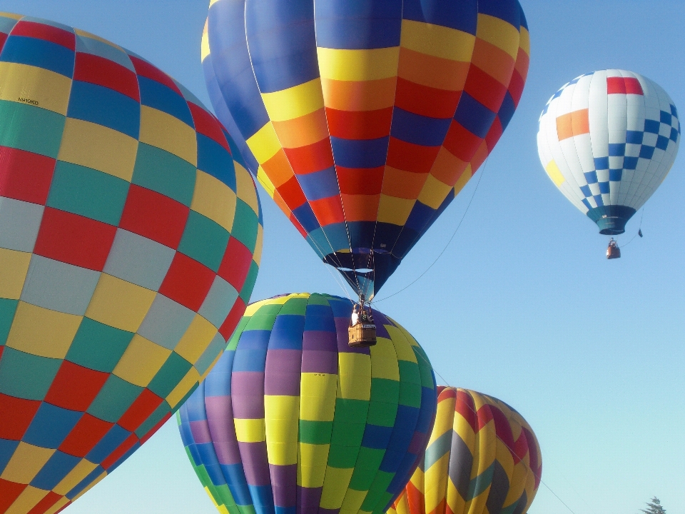 Niebo balon na gorące powietrze latający