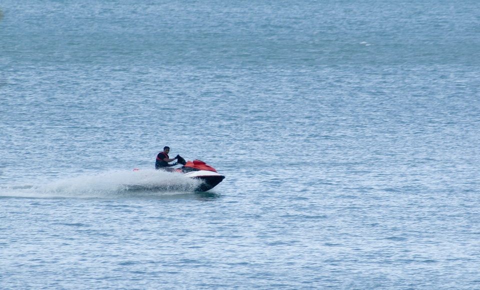 Mar água barco aceno