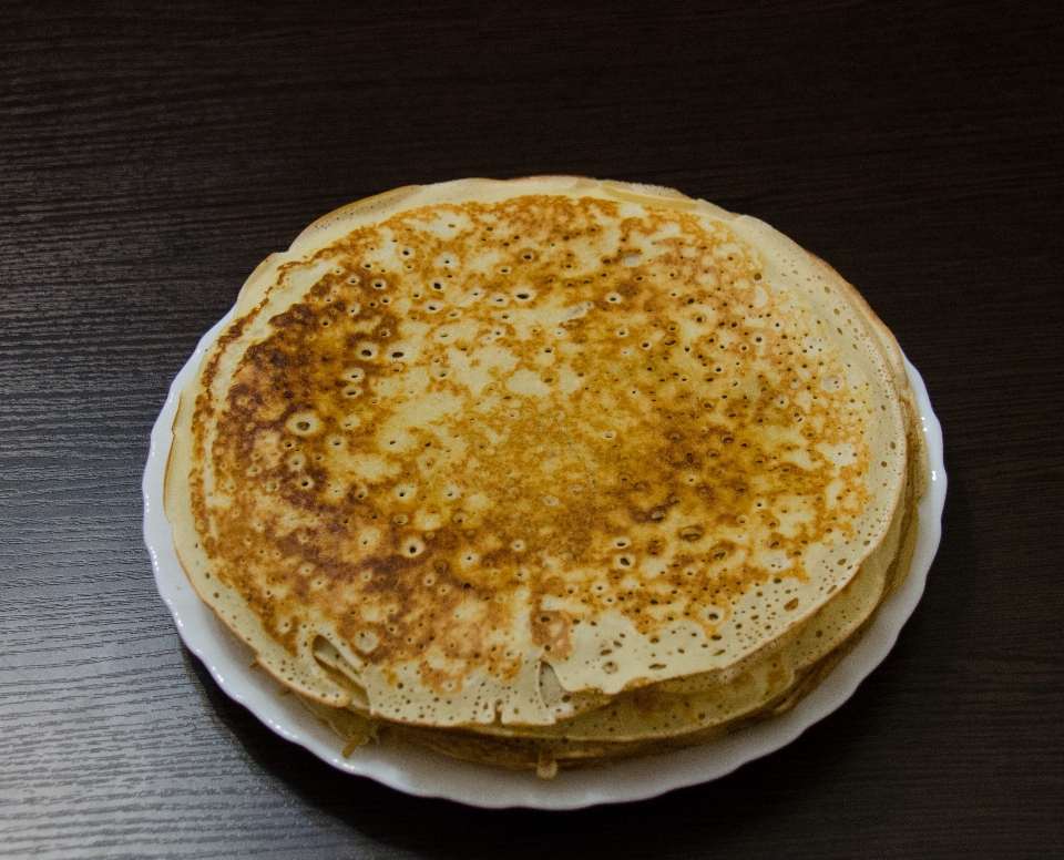 Meja piring makanan sarapan