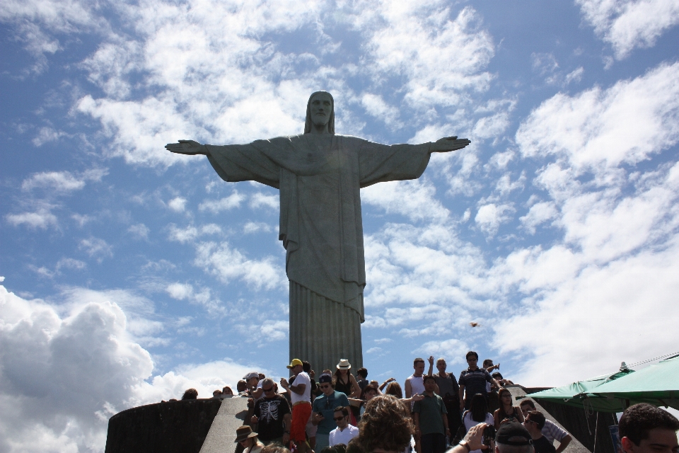 Monumento statua attraverso cristo