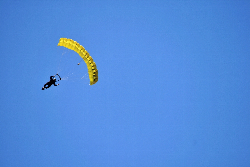 Hombre cielo amarillo deporte extremo
