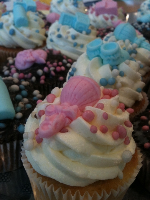 Flower food pink cupcake