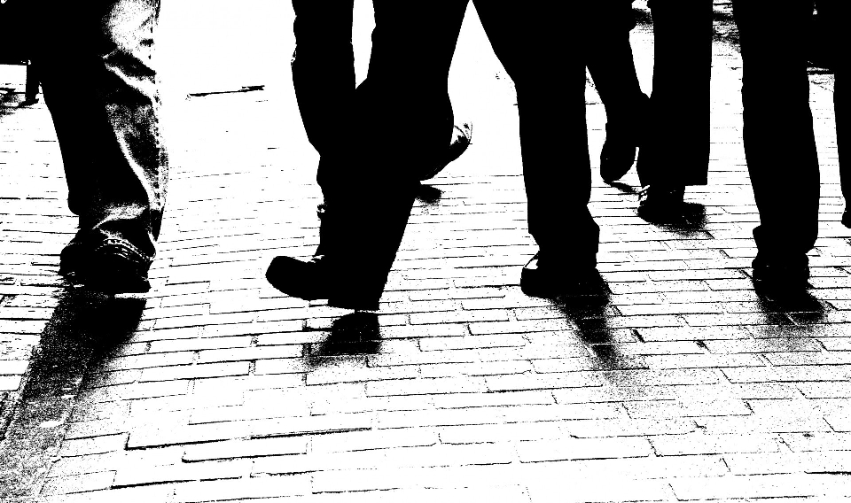 Hombre caminando persona en blanco y negro
