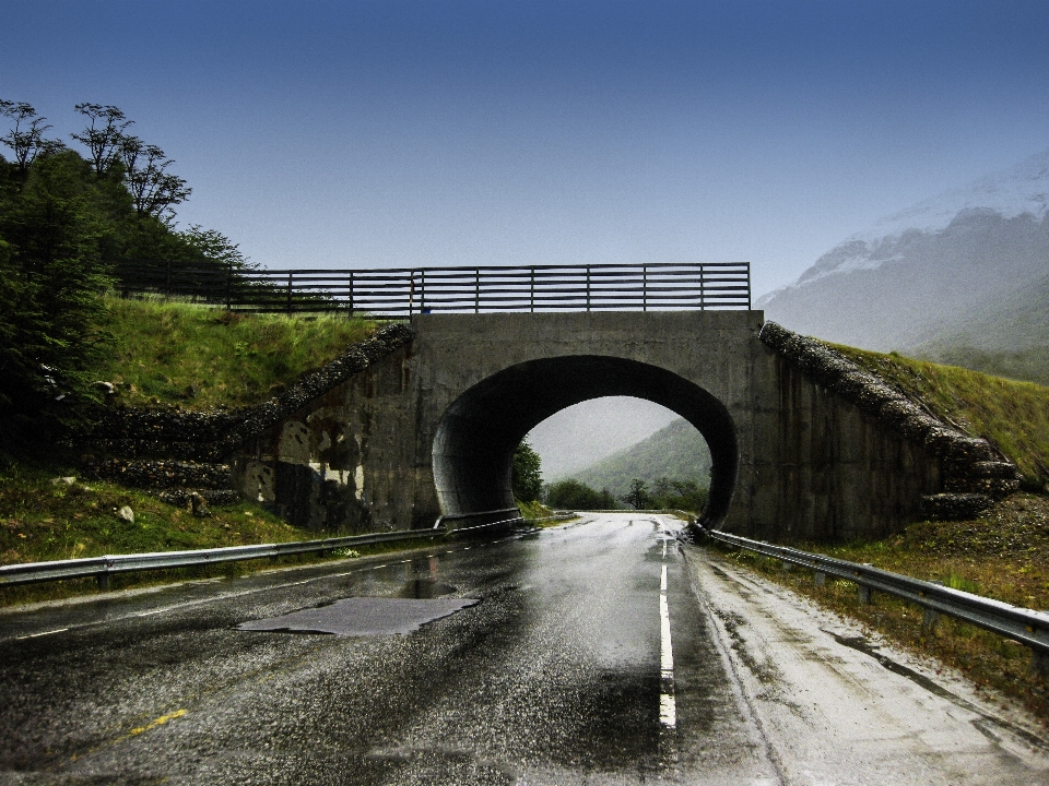 Die architektur schiene straße brücke