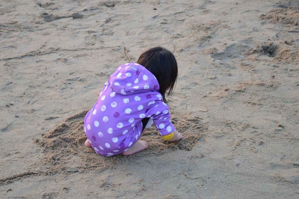 Plage eau sable fille