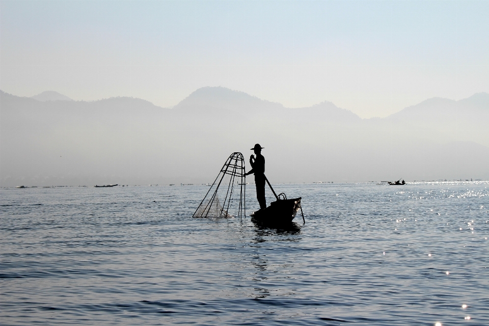 Laut pesisir air bayangan hitam