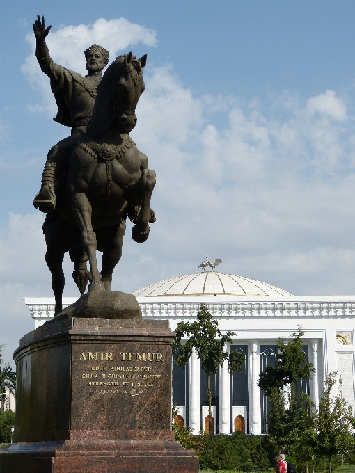 Monumento statua punto di riferimento scultura