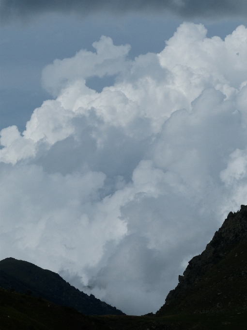 Montaña nube cielo blanco