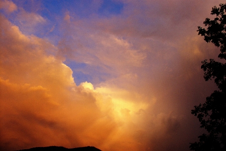 Foto Awan langit matahari terbit