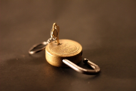 Hand open ring key Photo