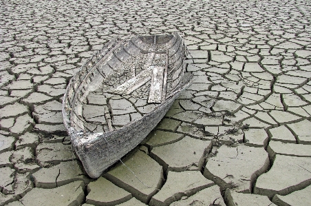 Foto Pantai laut tua batu besar
