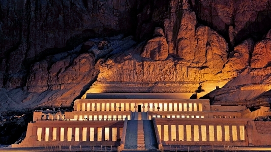 Foto Arsitektur monumen pembentukan gua