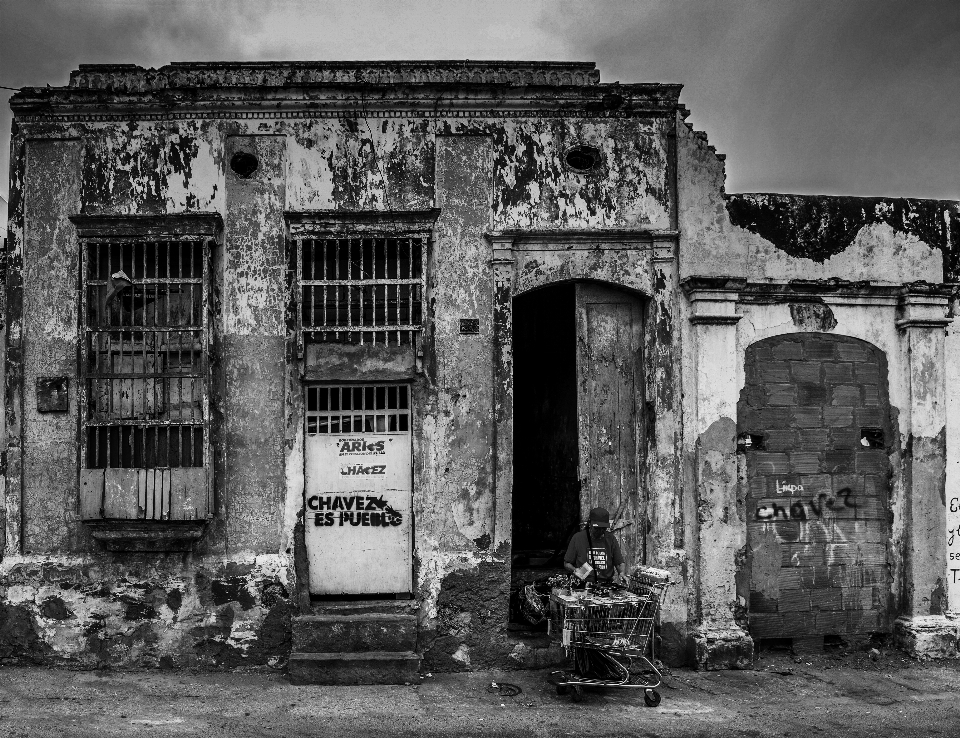 Bianco e nero
 architettura cielo donna