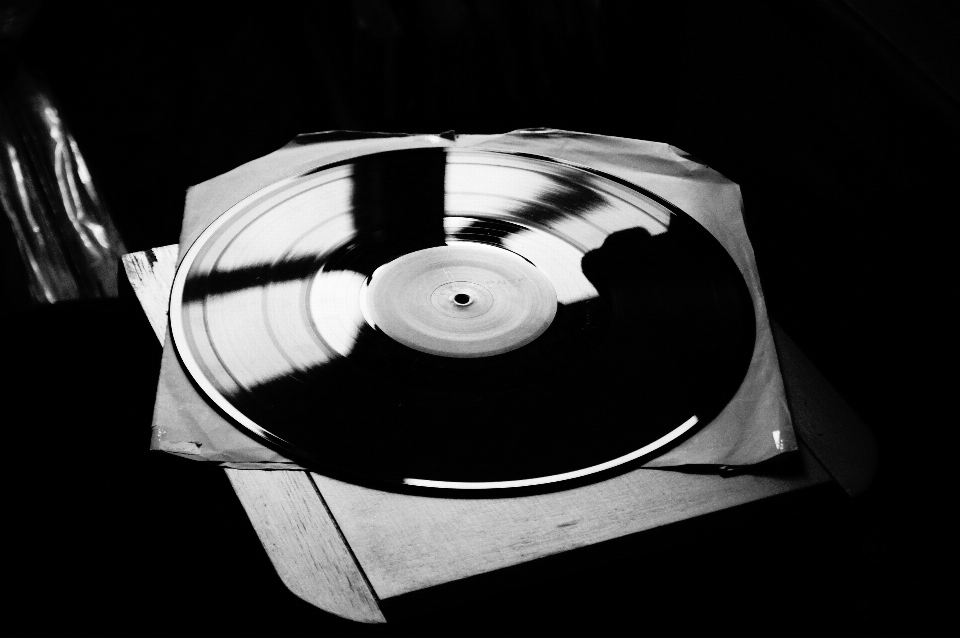 Música vinilo en blanco y negro
 junta