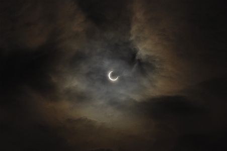 Foto Awan langit malam sinar matahari