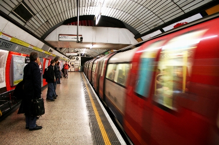 Foto Melacak kereta bepergian metro