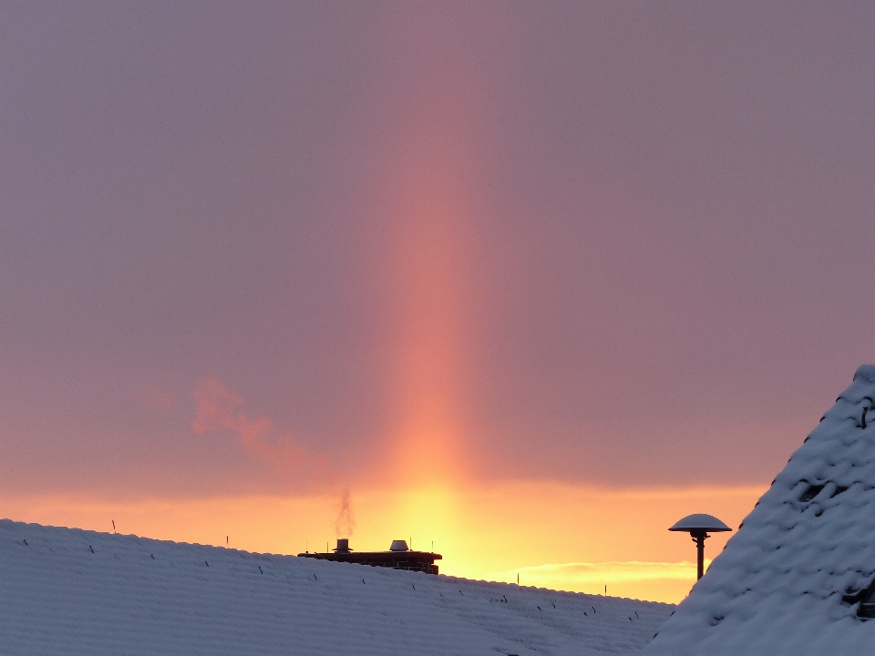 Orizzonte montagna nevicare nube