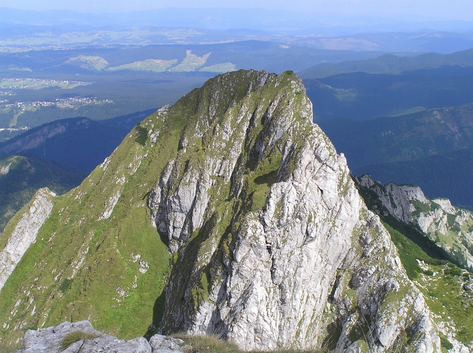 Paesaggio rock a piedi montagna