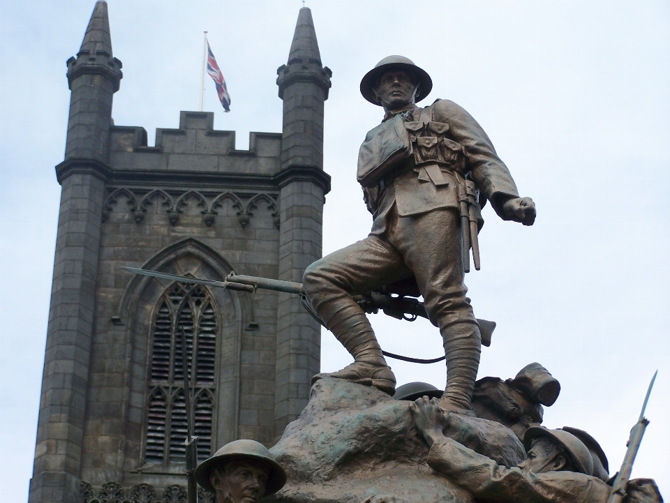 Monument militaire statue soldat