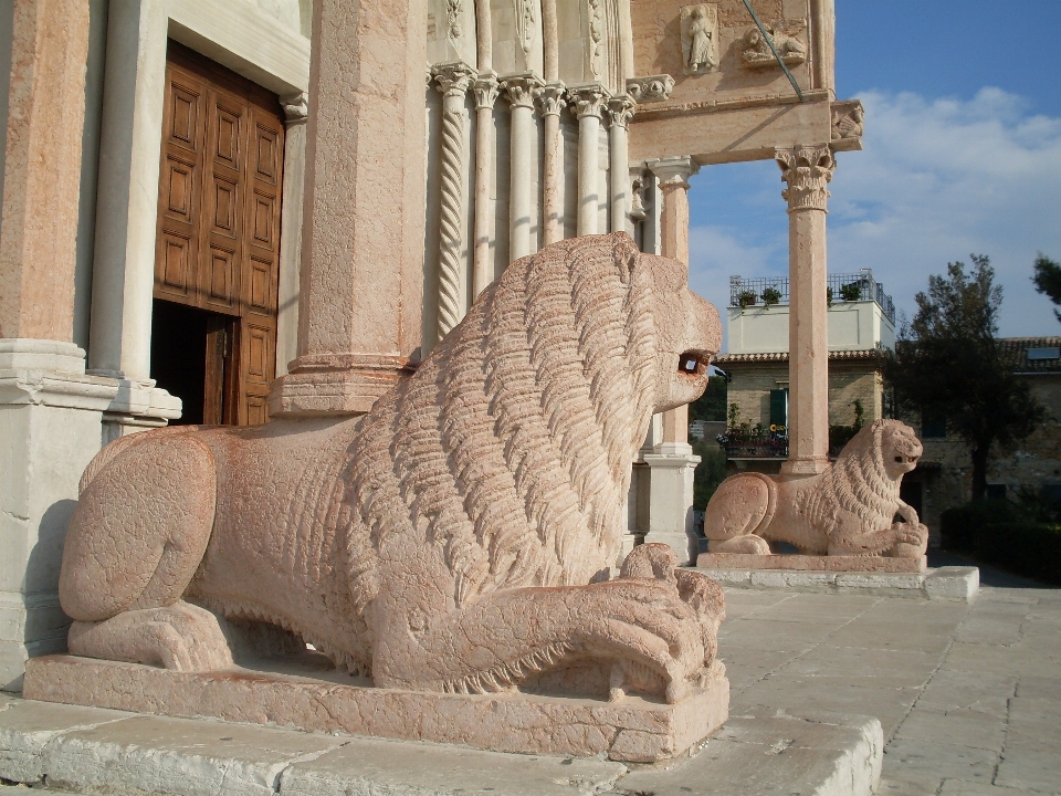 Architettura monumento statua religione