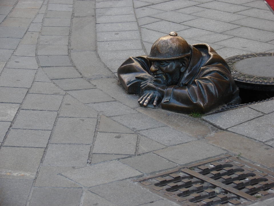 Homem chão estátua humano