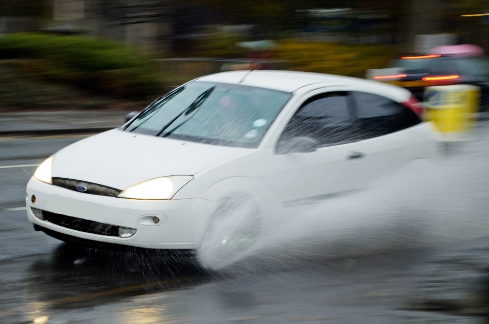 水 車 自動車 雨