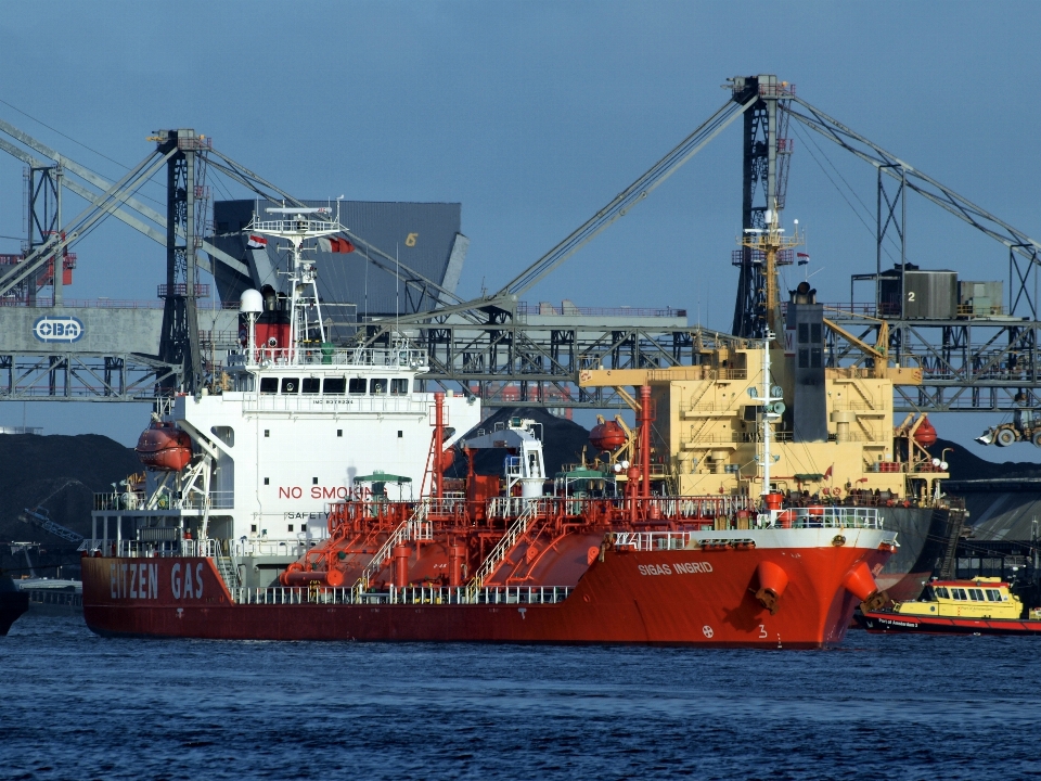 Mar océano barco transporte