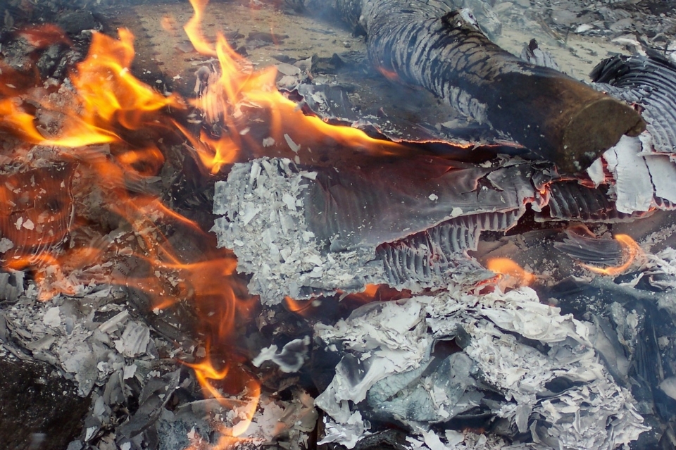 Fumaça fogo cinzas
 fogueira