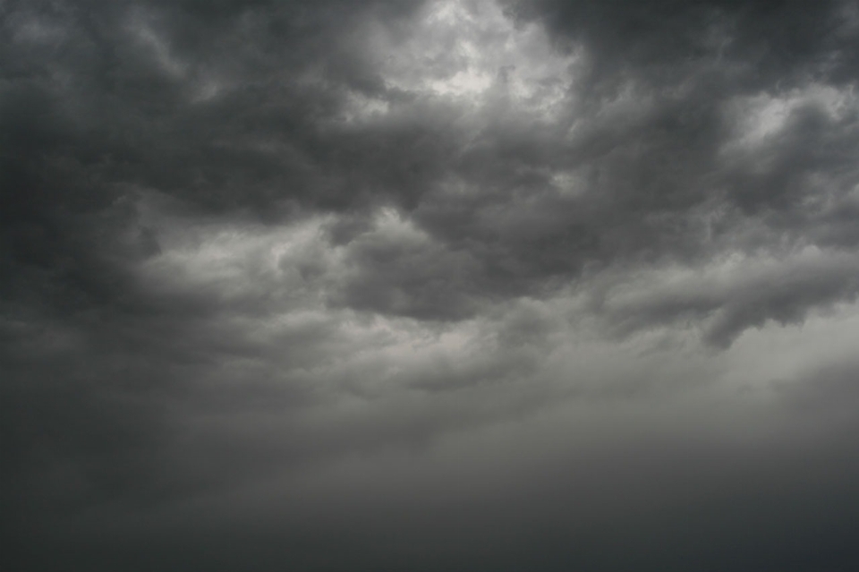 Awan hitam dan putih
 langit malam