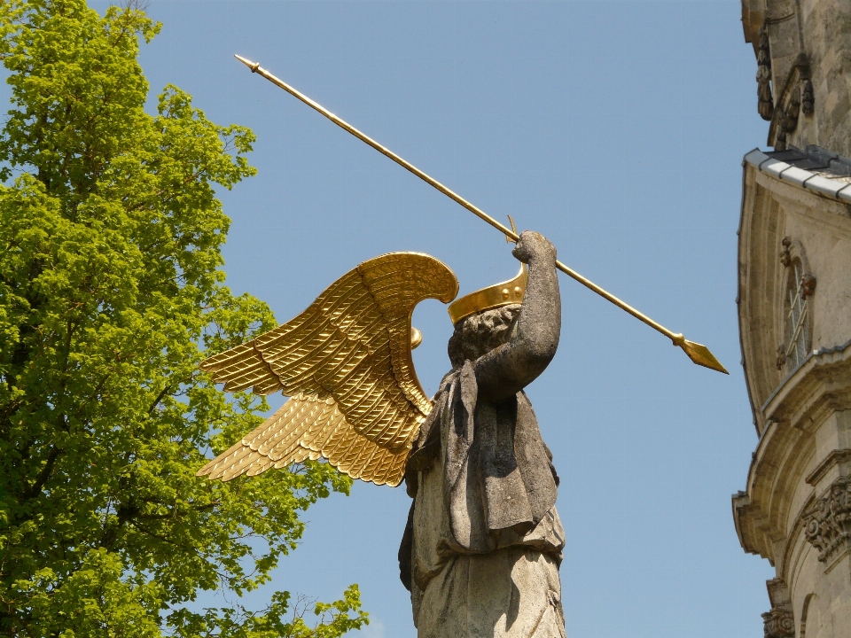 Vogel flügel monument statue