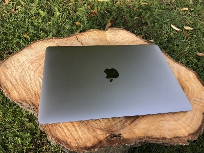 Laptop macbook apple table Photo