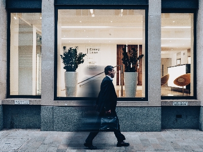 Adam yürüme pencere erkek Fotoğraf