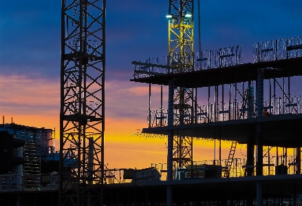 Foto Bayangan hitam langit matahari terbenam gedung pencakar