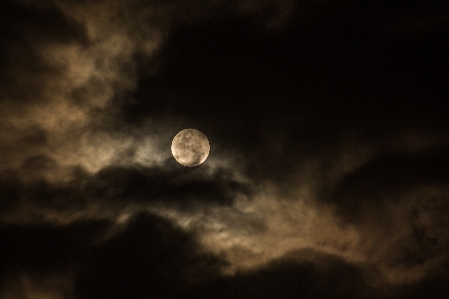 Foto Awan langit malam sinar matahari