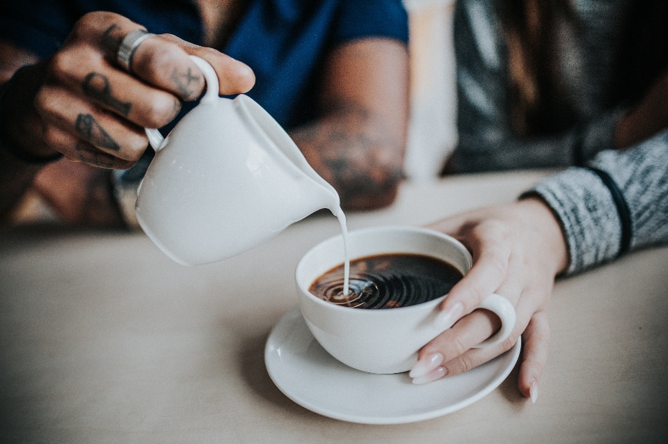 Mano tavolo caffè sfocatura