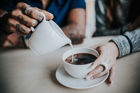 手 テーブル コーヒー ぼかし 写真