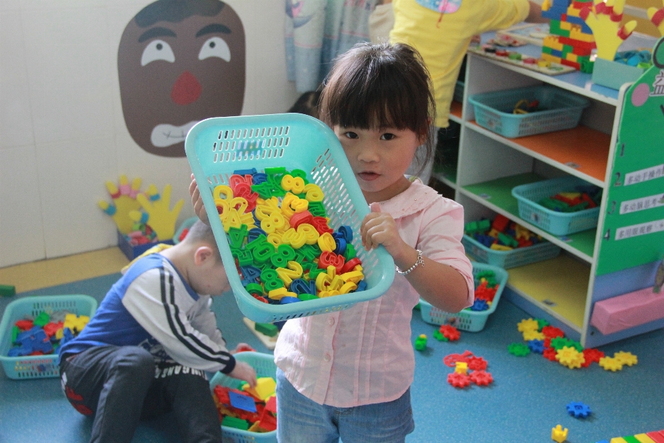 Spielen kind spielzeug kleinkind