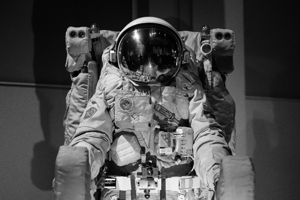 Persona en blanco y negro
 astronauta soldado