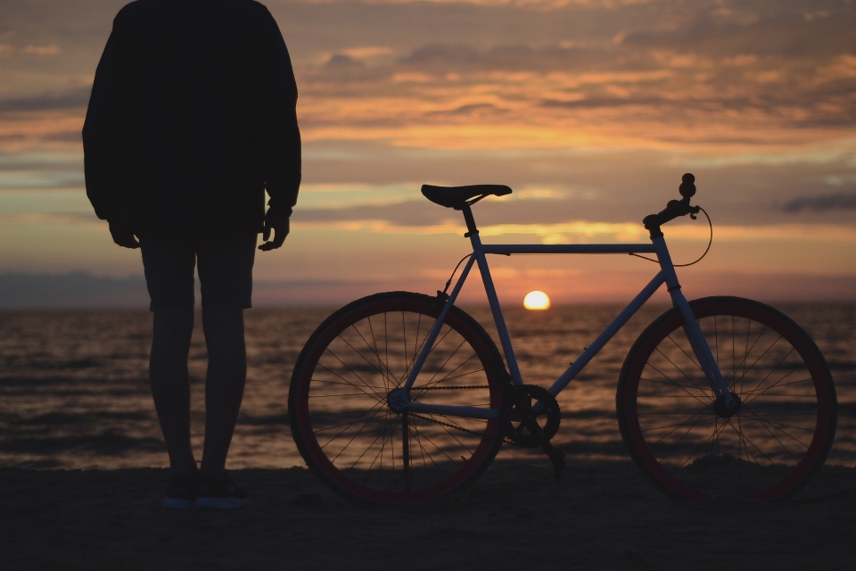 Playa bicicleta océano al aire libre